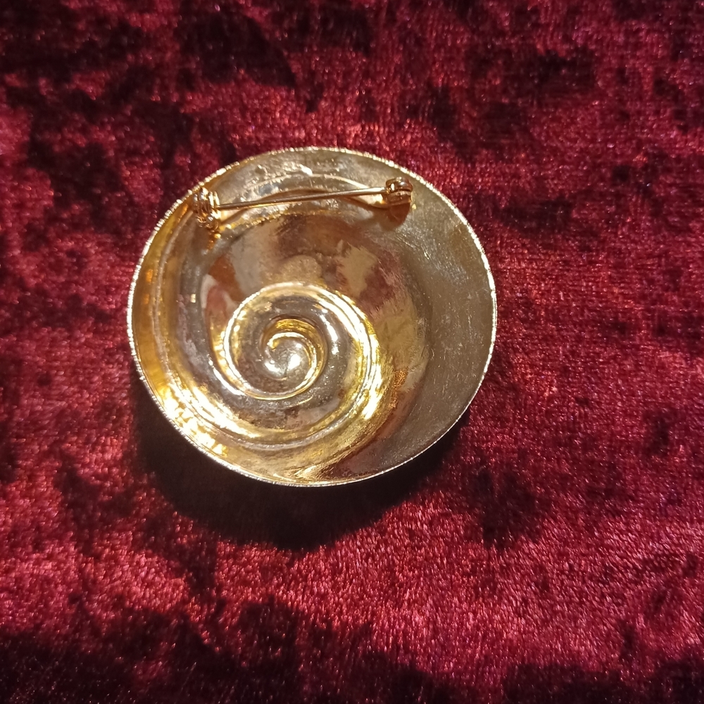 Shell Brooch Goldtone & One Rhinestone - Picture 5 of 8
